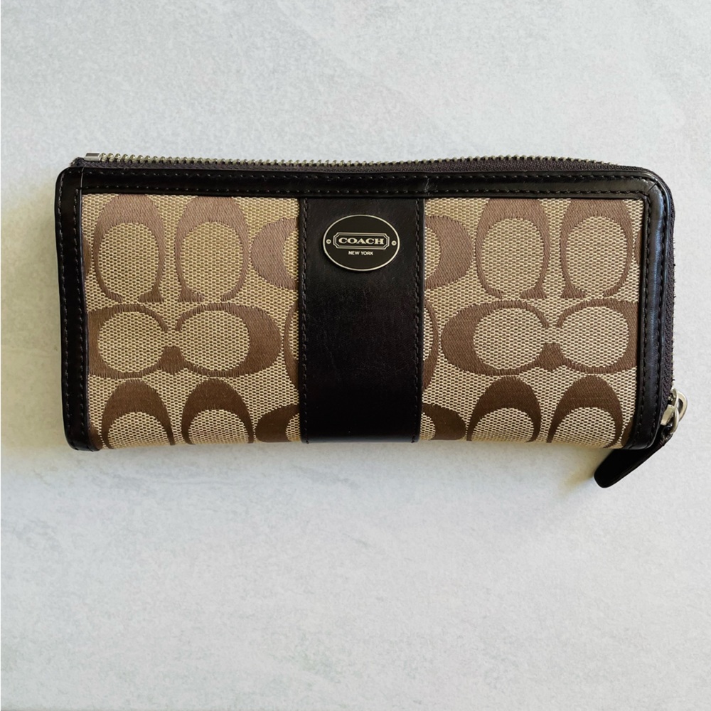 Excellent condition original Coach wallet for women